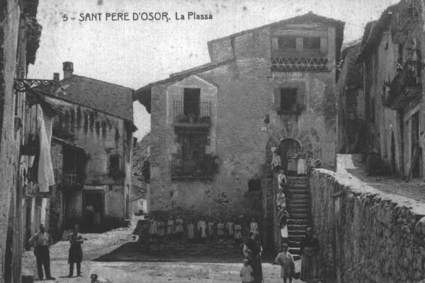 La plaça d'Osor a principis del s.XX. En primer terme l'antiga escola Font: Cedida per Albert Climent a l'arxiu municipal		 	